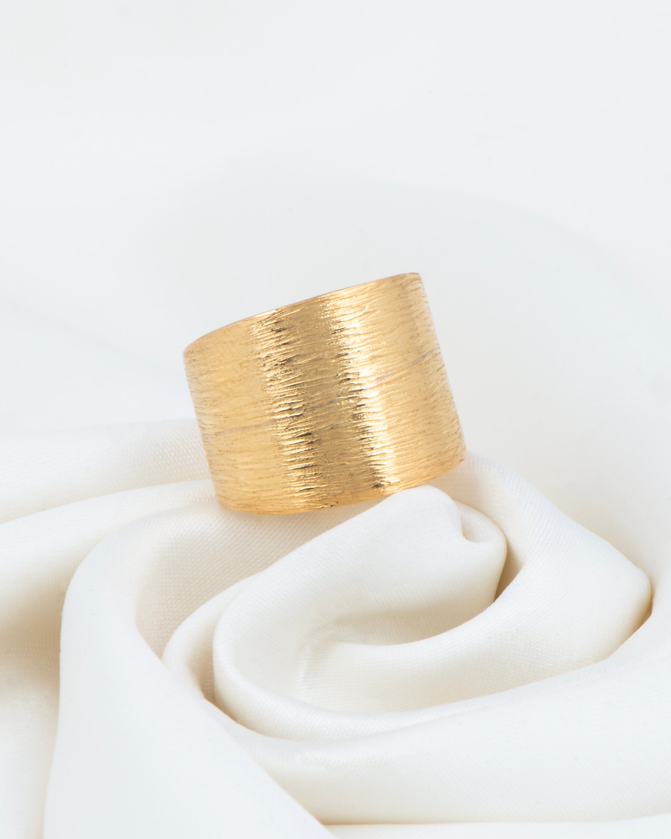 Mistclad Scratched Gold Ring